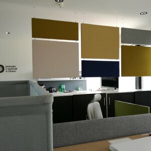 Farebné odlíšenie pracovných zón pomocou akustických panelov