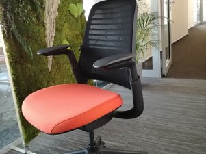 Steelcase Series 1 s opierkou hlavy