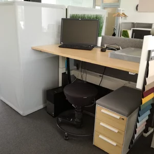 Výškovo nastaviteľný stôl Ology Bench pre prácu so zmenou pozícií. Výškovo nastaviteľný stôl Ology Bench pre prácu so zmenou pozícií.